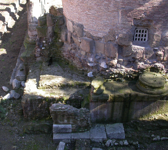 Largo Argentina behind temple A, latrines